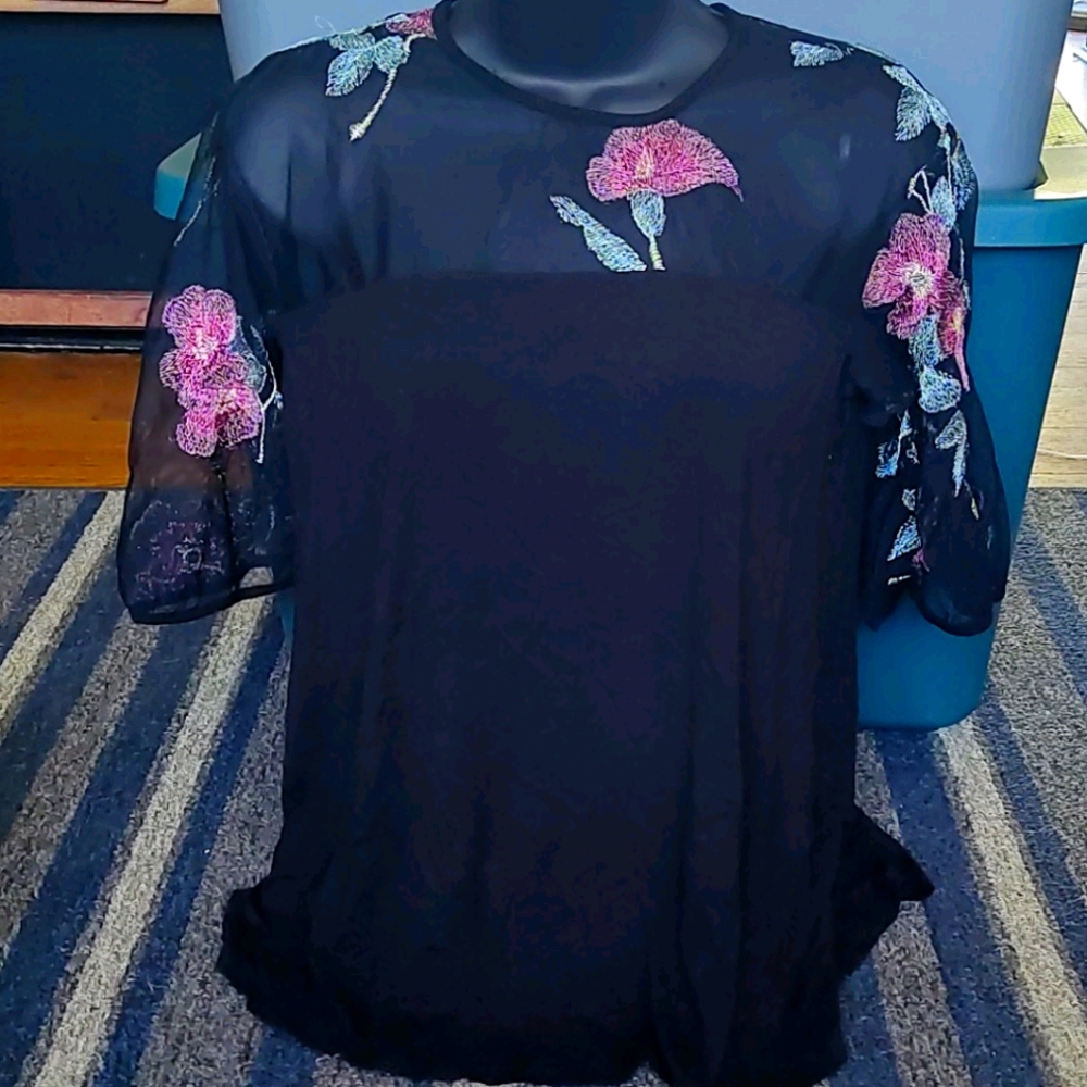 LIKE NEW Ladies Dressy Top
